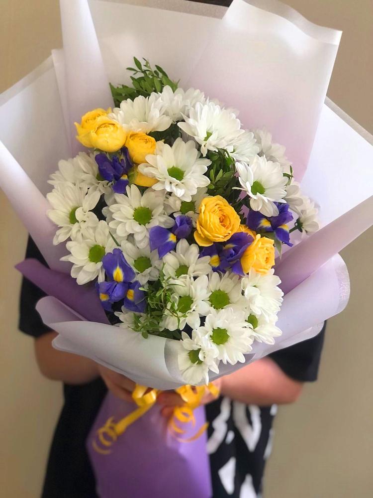 Букет цветов из: Ирисы, Хризантемы и Розы в Марёво