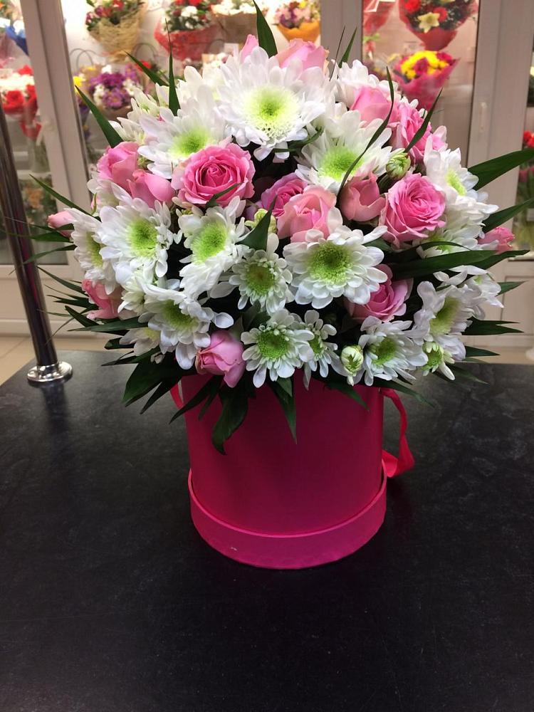 Цветочная композиция из Розы и Хризантемы в шляпной коробке в Марёво