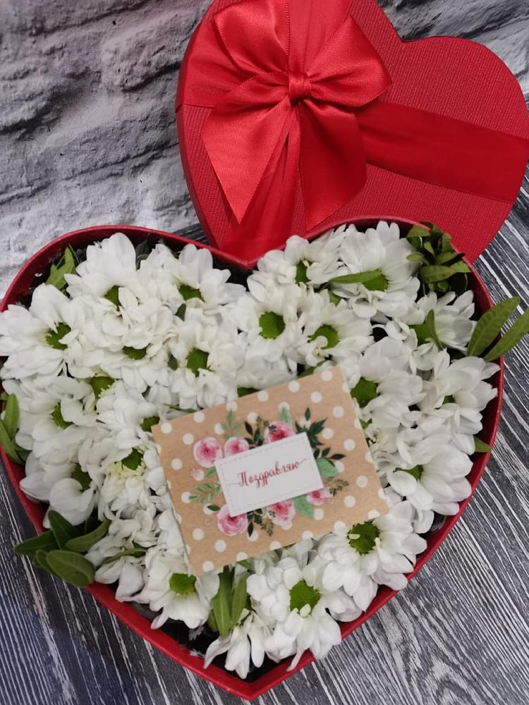 Цветочная композиция из Хризантемы в виде сердца в Марёво