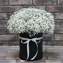 Цветочная композиция из Гипсофила в шляпной коробке в Марёво