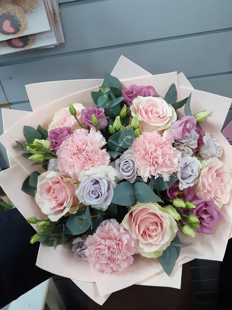 Букет цветов из: Розы, Гвоздики и Лизиантусы в Марёво