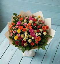 Букет Микс из разноцветных кустовых роз в Марёво