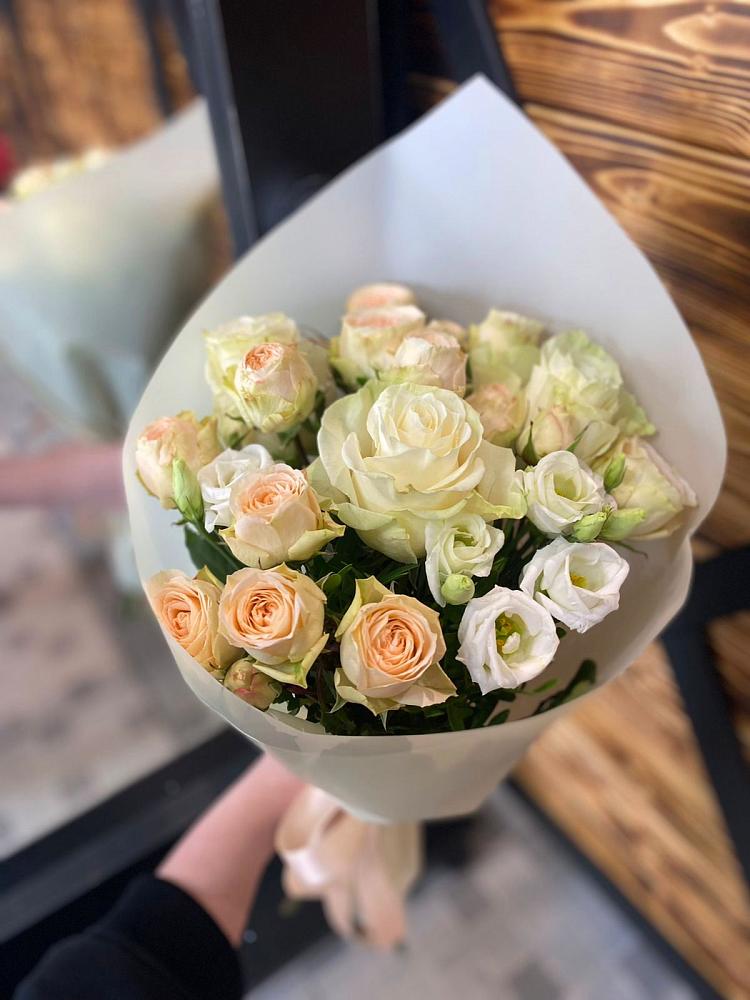 Букет цветов из: Розы и Лизиантусы в Марёво